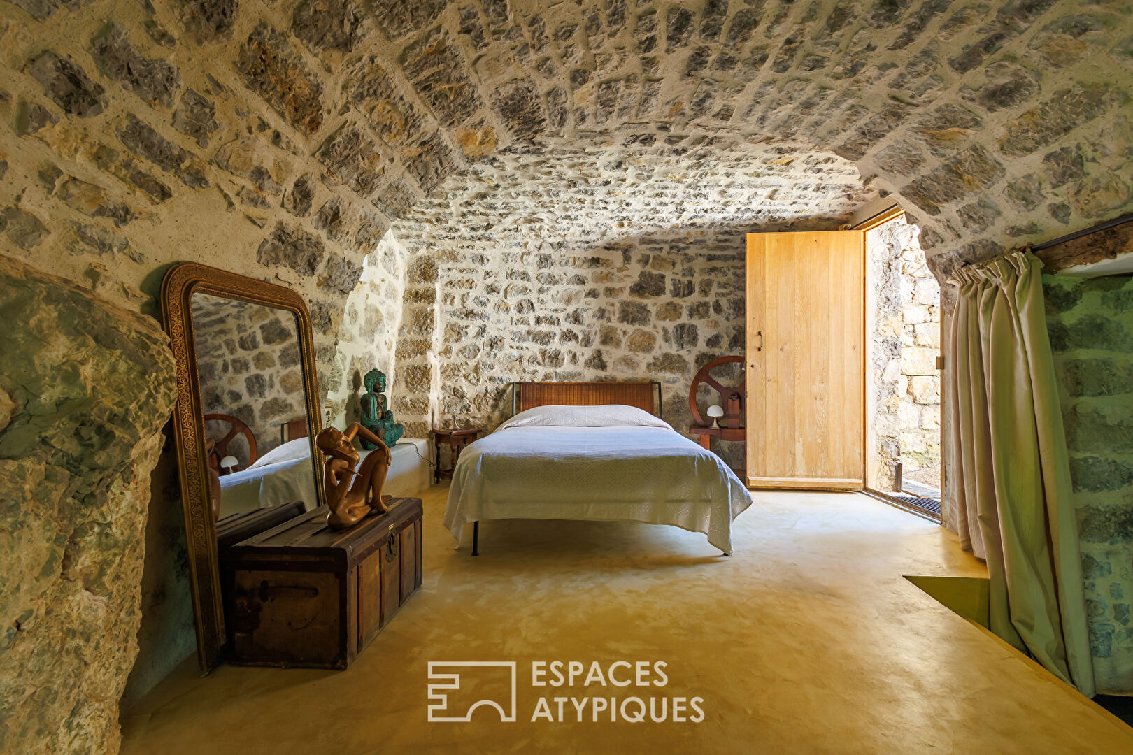 Maison en pierre avec source et bassin naturel – Drôme provençale