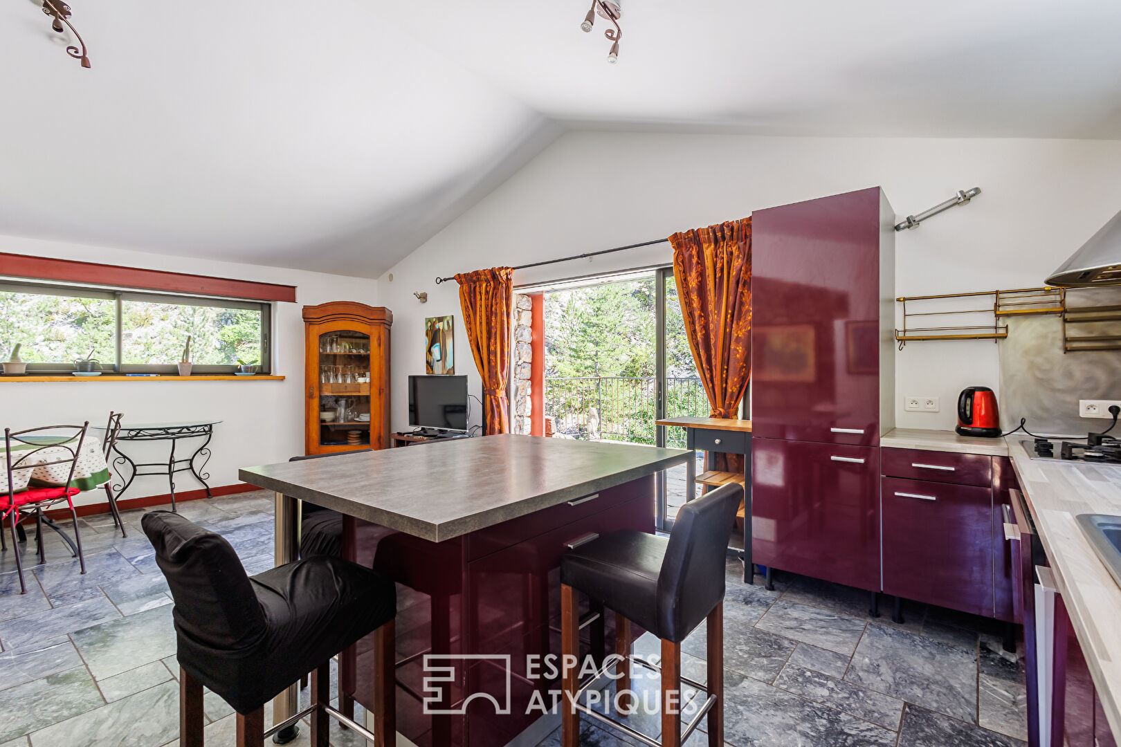 Maison en pierre avec source et bassin naturel – Drôme provençale
