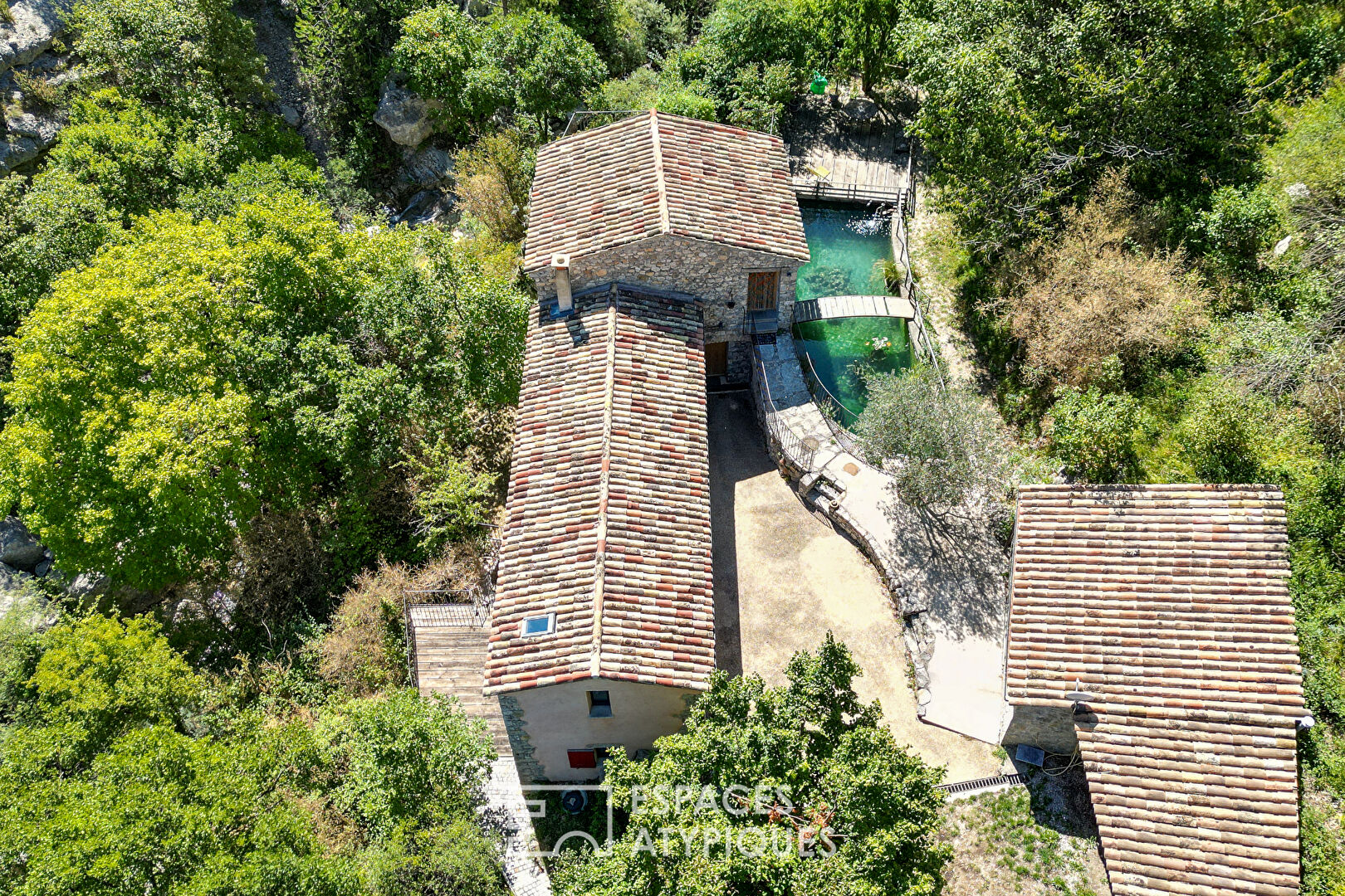 Maison en pierre avec source et bassin naturel – Drôme provençale