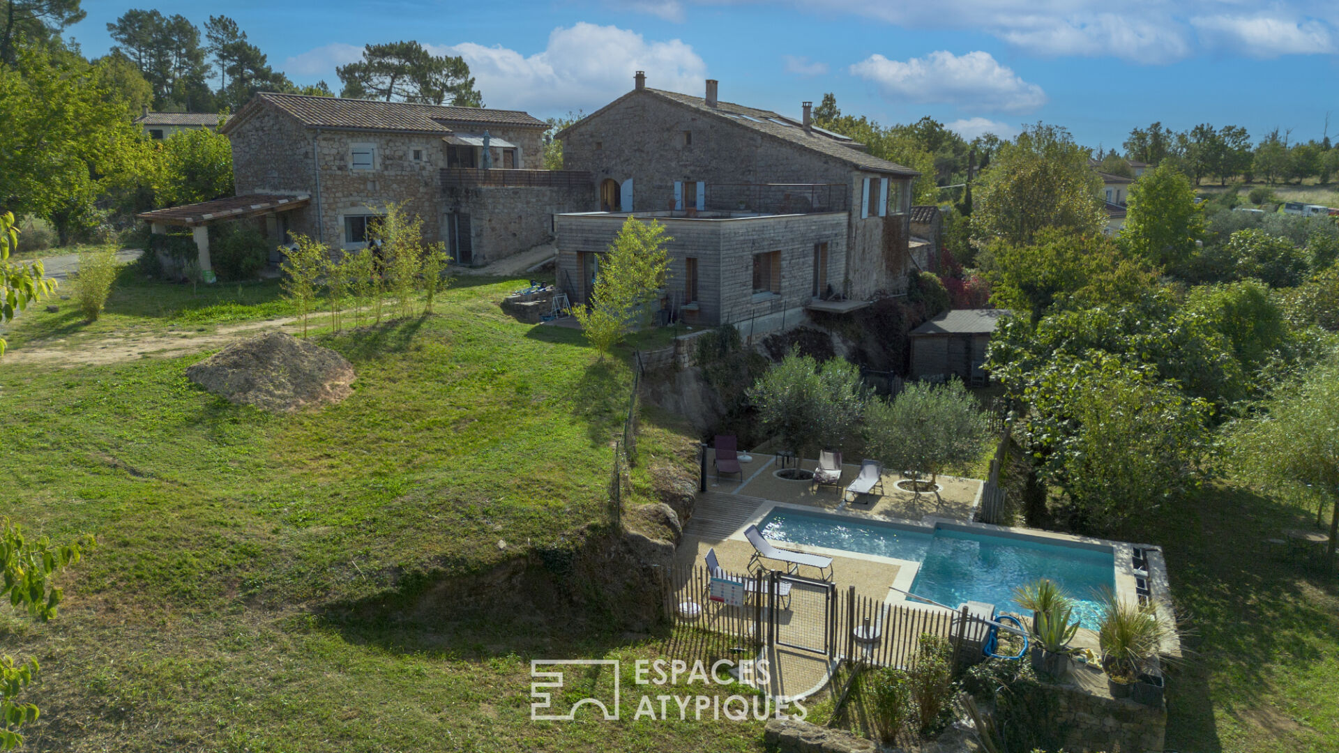 Mas de caractère rénové avec ses gîtes, sa piscine et son atelier d'artiste