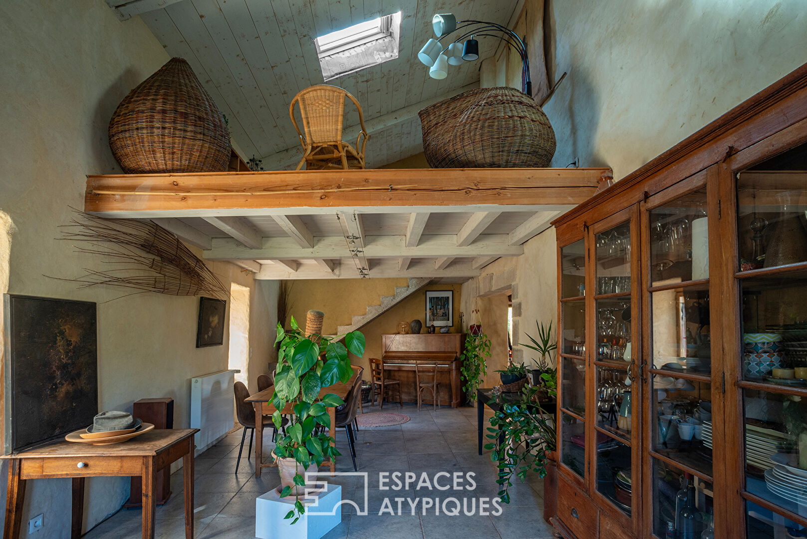 Mas de caractère rénové avec ses gîtes, sa piscine et son atelier d’artiste