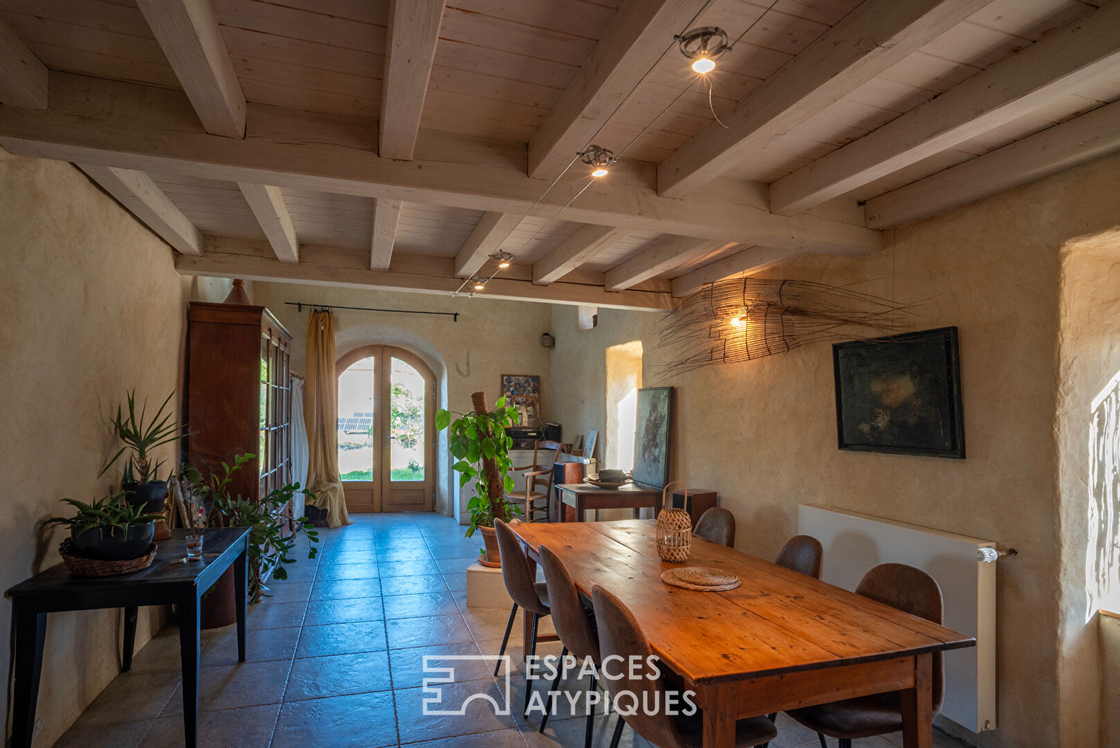 Mas de caractère rénové avec ses gîtes, sa piscine et son atelier d’artiste