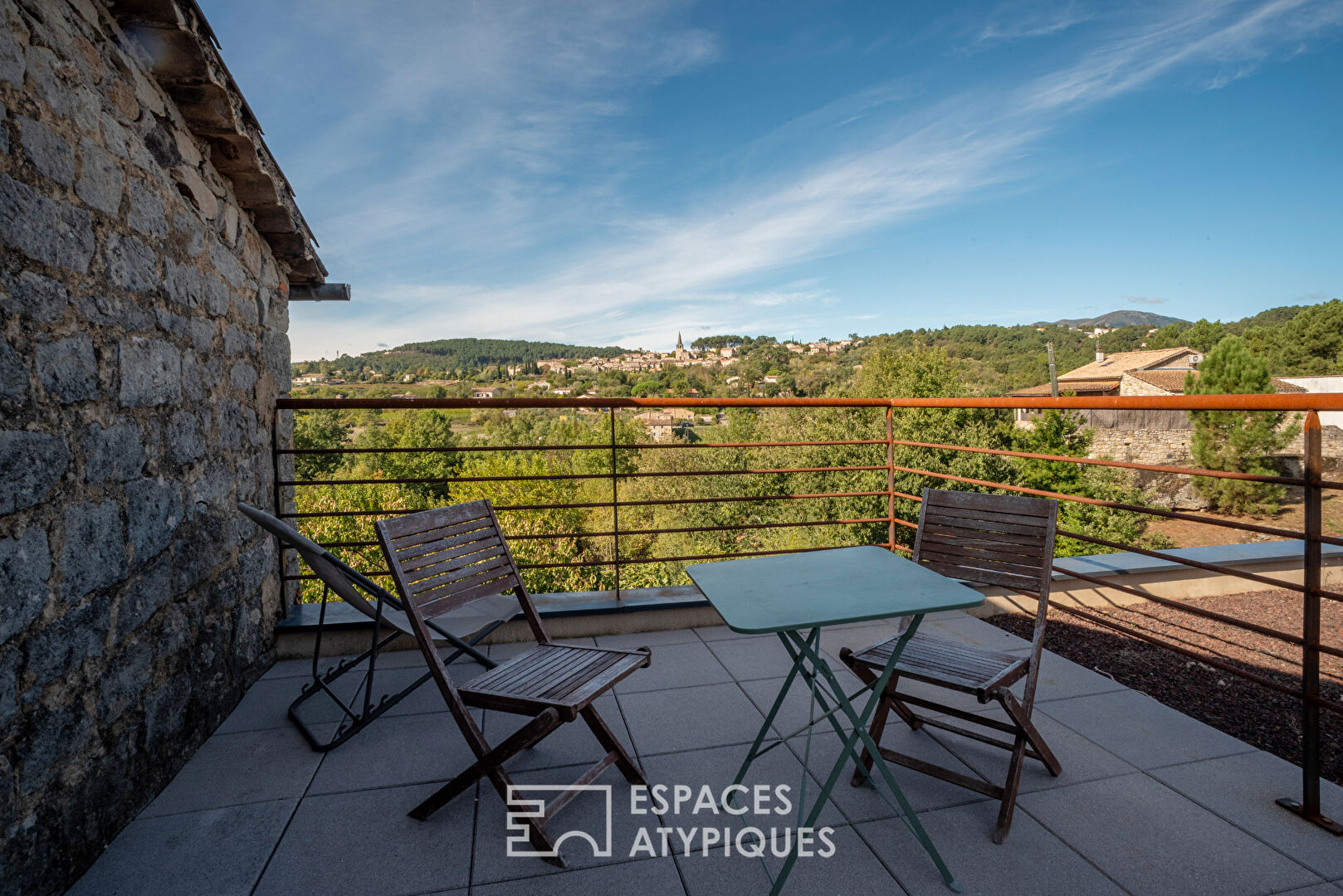 Mas de caractère rénové avec ses gîtes, sa piscine et son atelier d’artiste