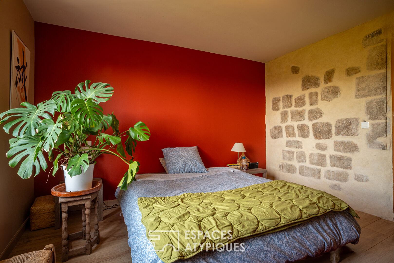 Mas de caractère rénové avec ses gîtes, sa piscine et son atelier d’artiste