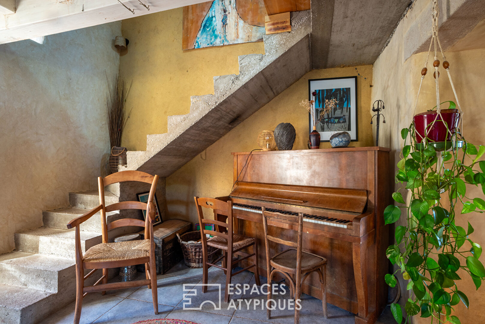 Mas de caractère rénové avec ses gîtes, sa piscine et son atelier d’artiste