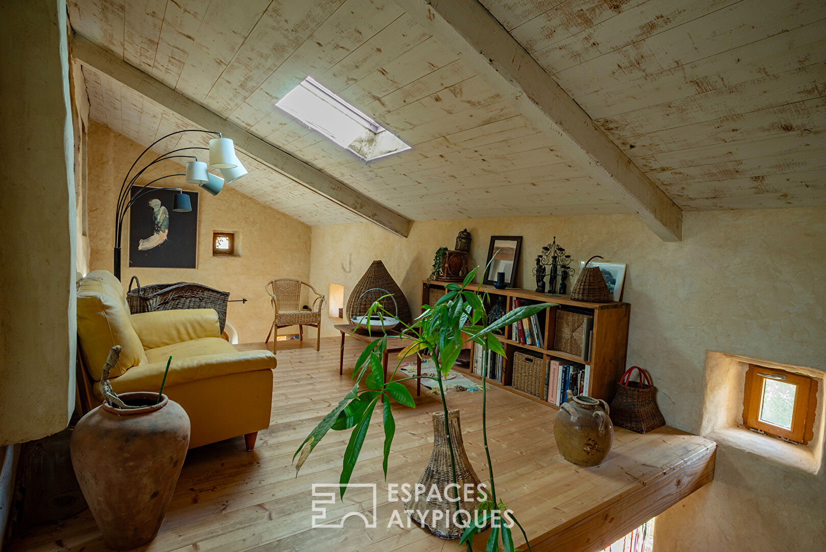 Mas de caractère rénové avec ses gîtes, sa piscine et son atelier d’artiste