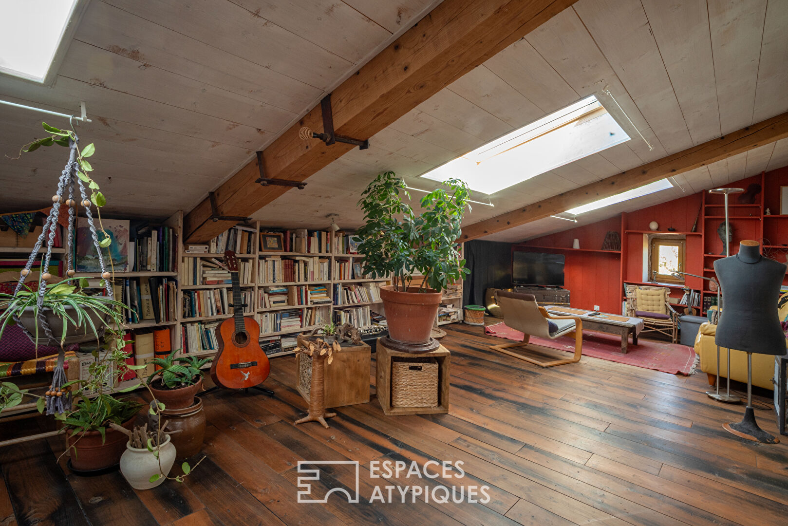 Mas de caractère rénové avec ses gîtes, sa piscine et son atelier d’artiste