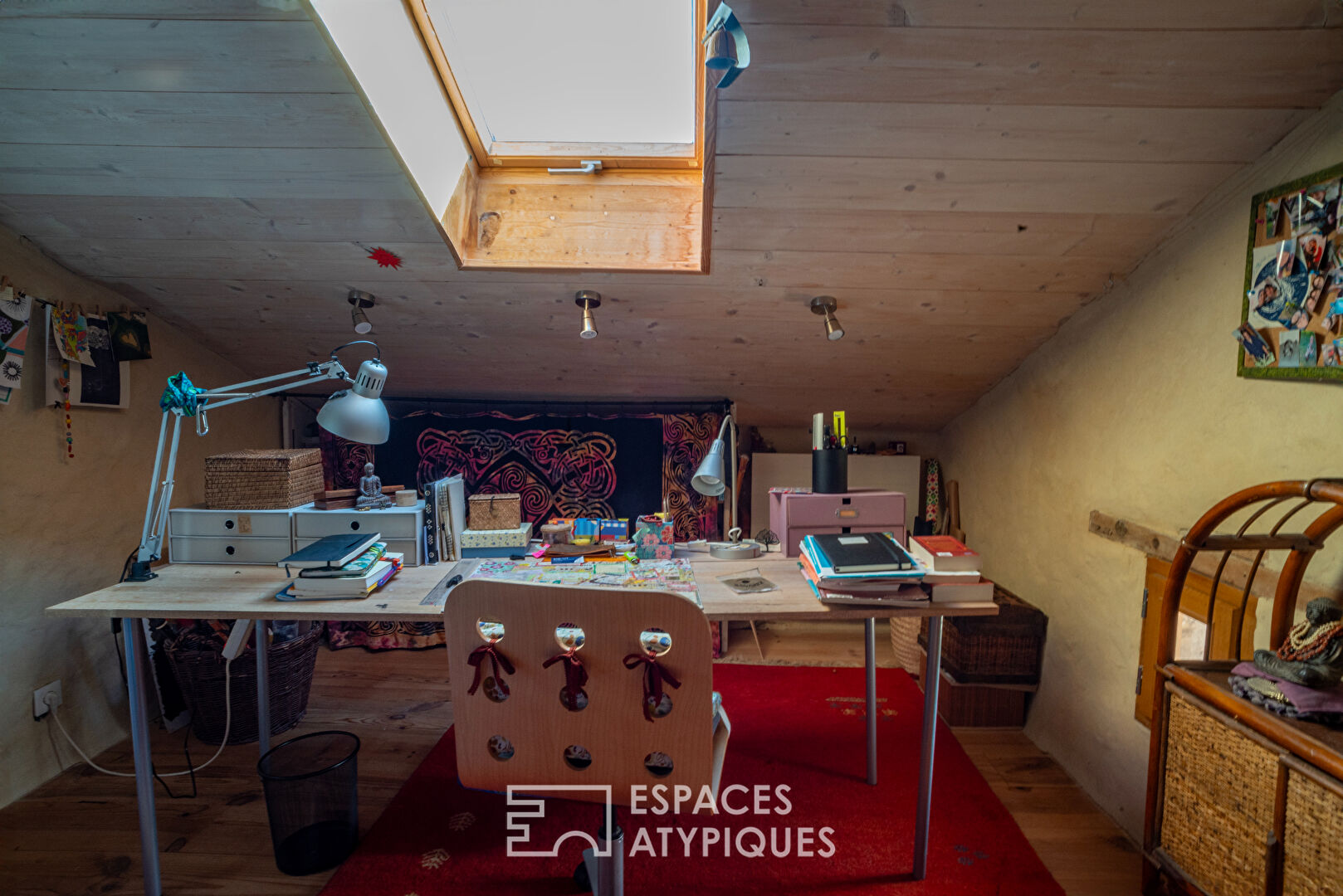 Mas de caractère rénové avec ses gîtes, sa piscine et son atelier d’artiste