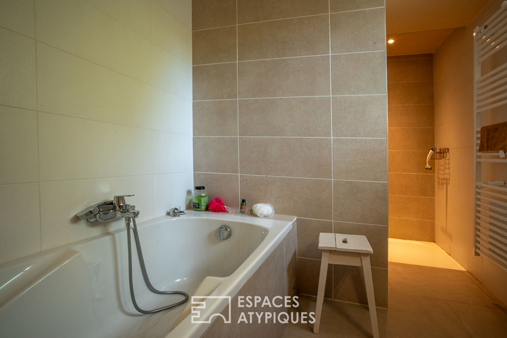 Mas de caractère rénové avec ses gîtes, sa piscine et son atelier d’artiste