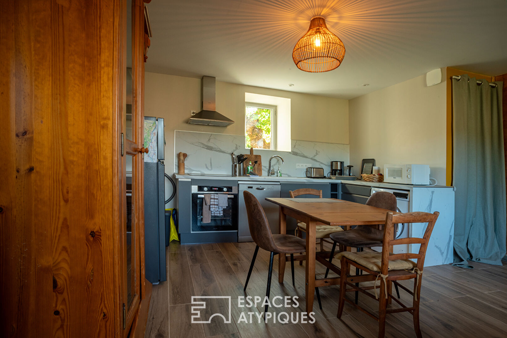 Mas de caractère rénové avec ses gîtes, sa piscine et son atelier d’artiste