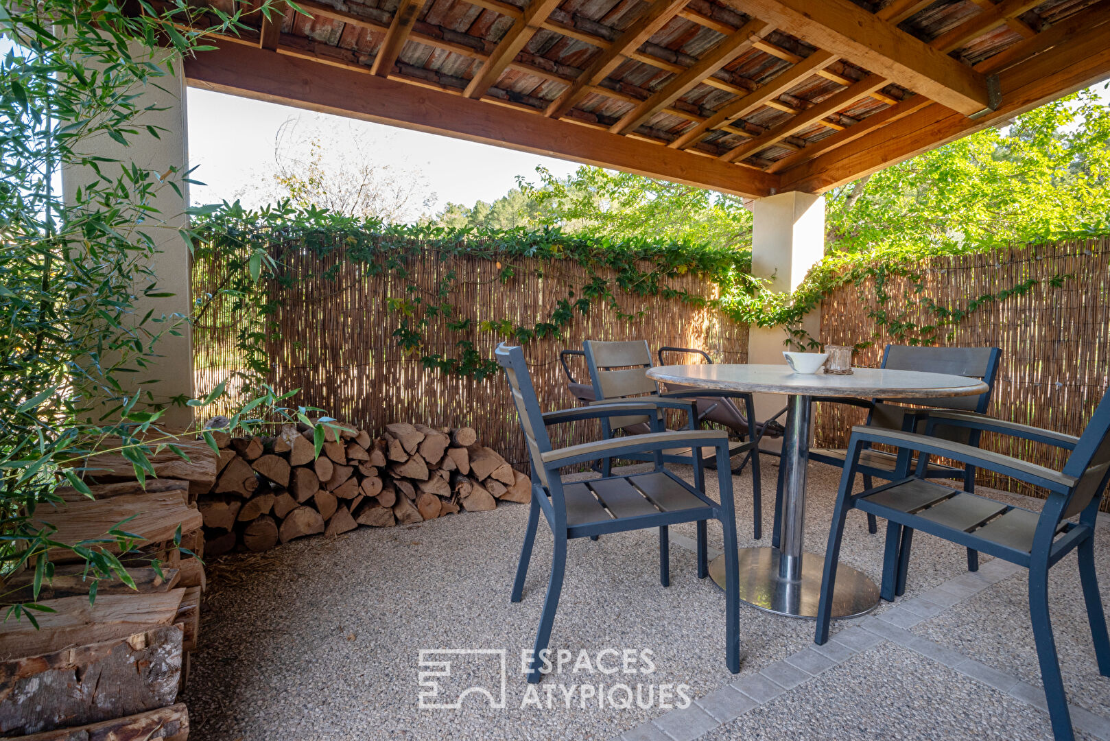 Mas de caractère rénové avec ses gîtes, sa piscine et son atelier d’artiste