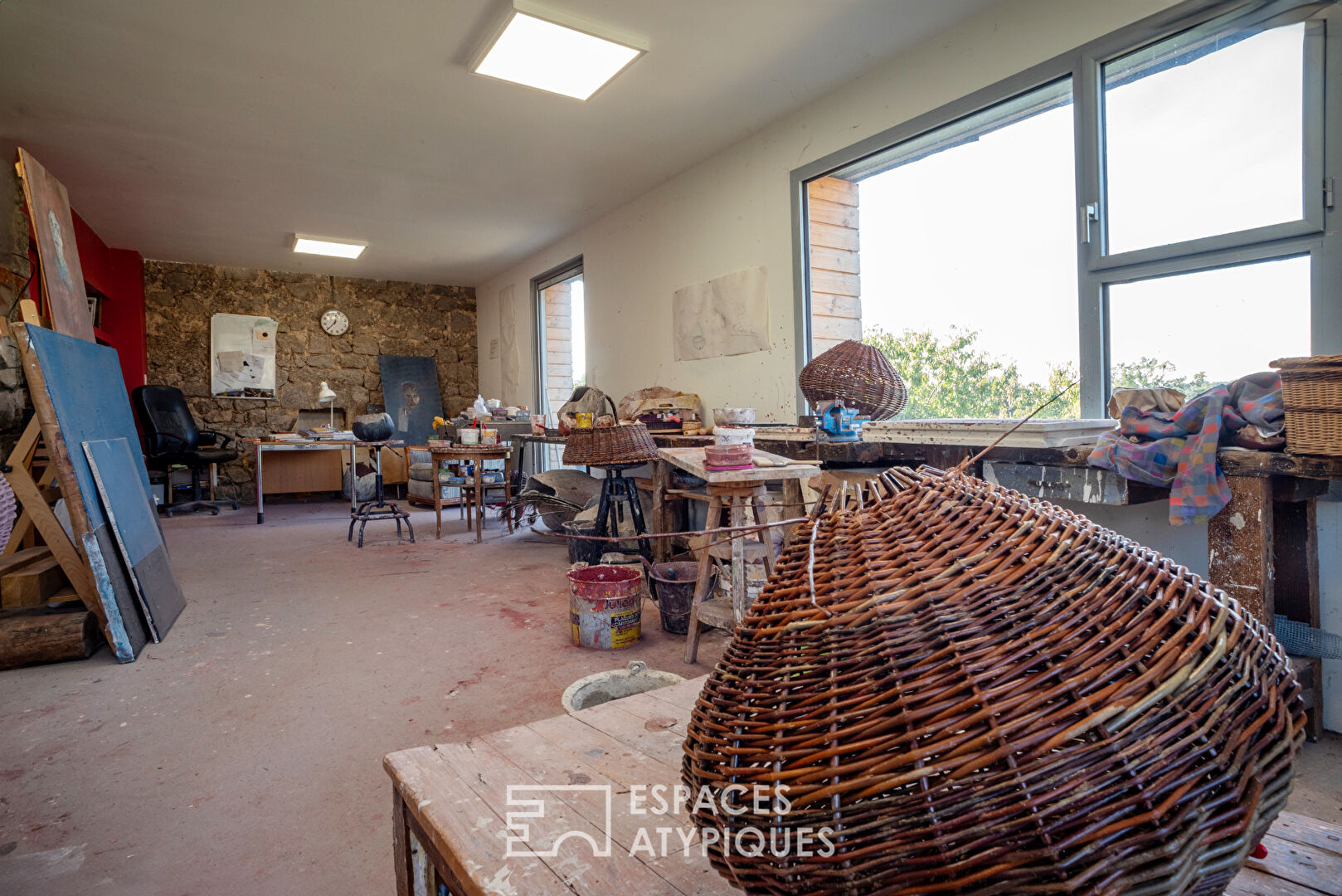 Mas de caractère rénové avec ses gîtes, sa piscine et son atelier d’artiste