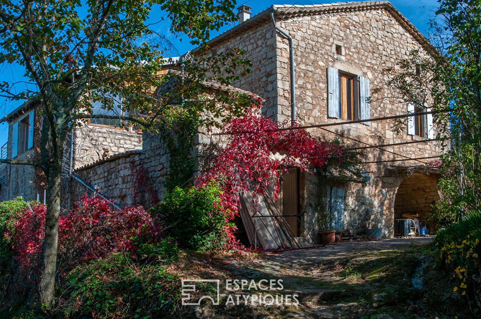Mas de caractère rénové avec ses gîtes, sa piscine et son atelier d’artiste