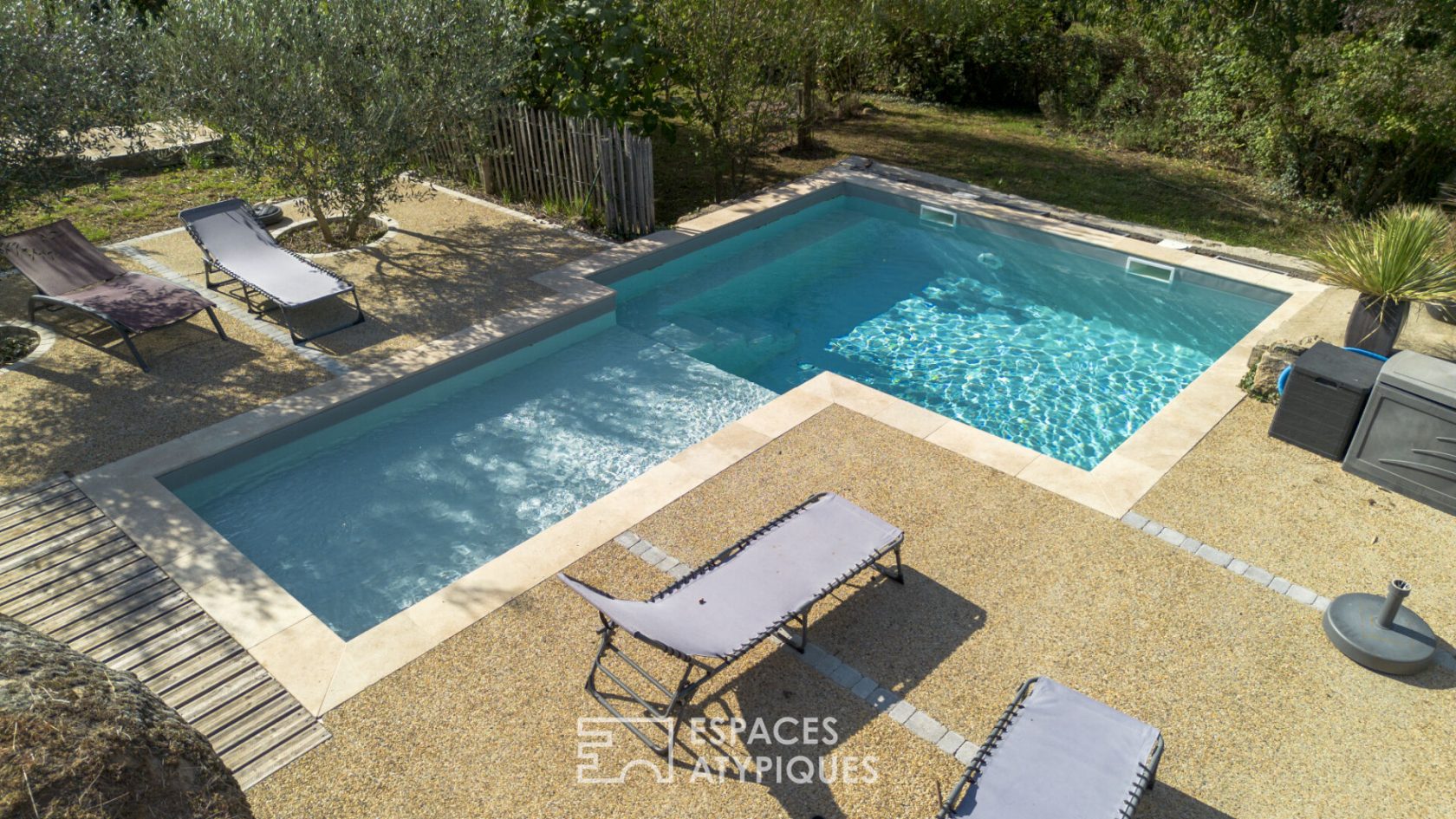 Mas de caractère rénové avec ses gîtes, sa piscine et son atelier d’artiste