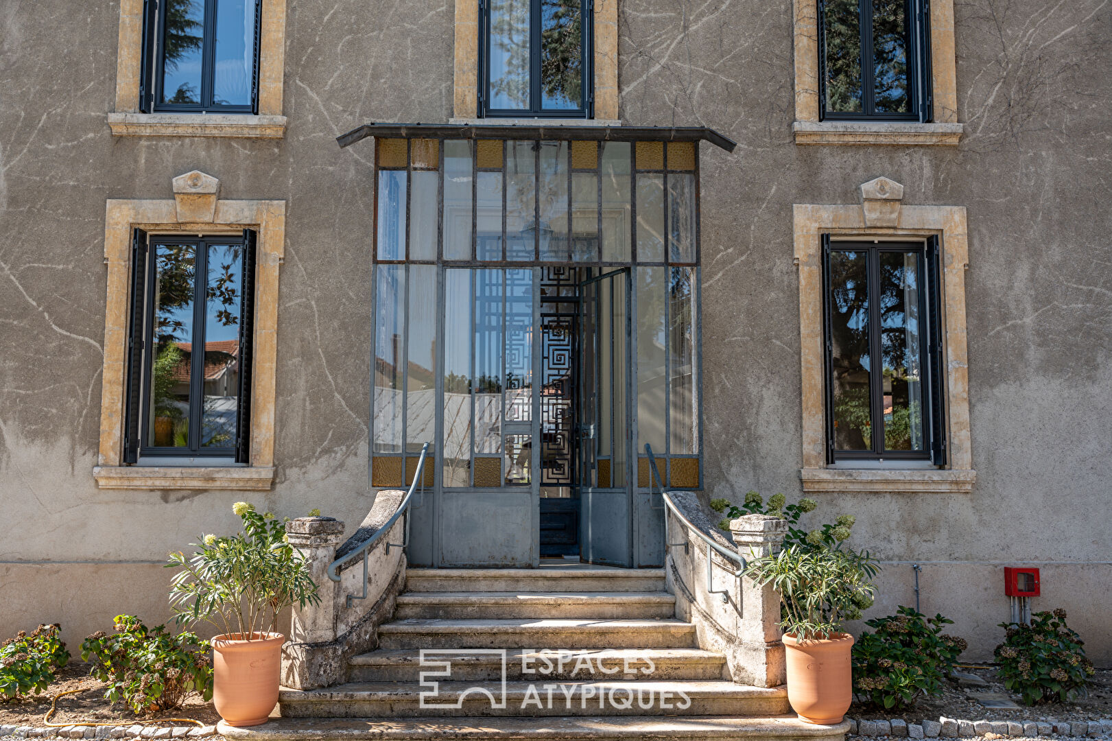 Grande maison rénovée avec jardin et piscine en centre ville