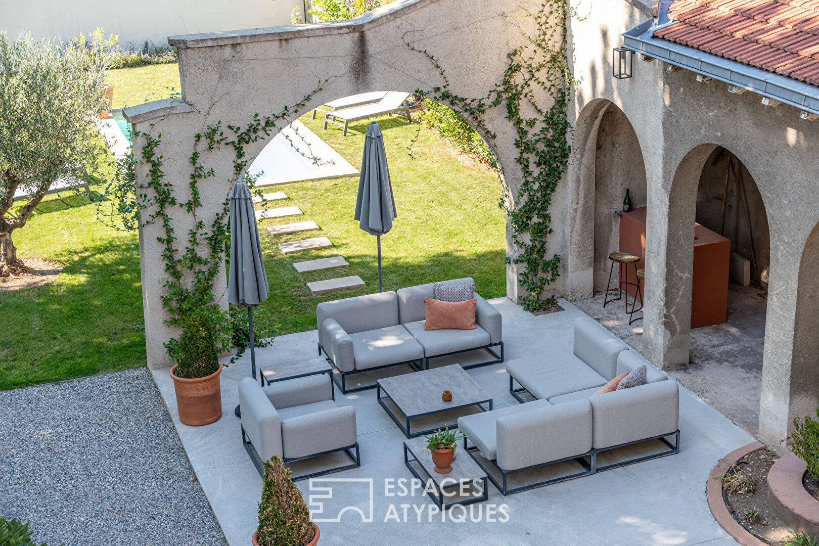 Grande maison bourgeoise rénovée avec jardin et piscine en centre ville