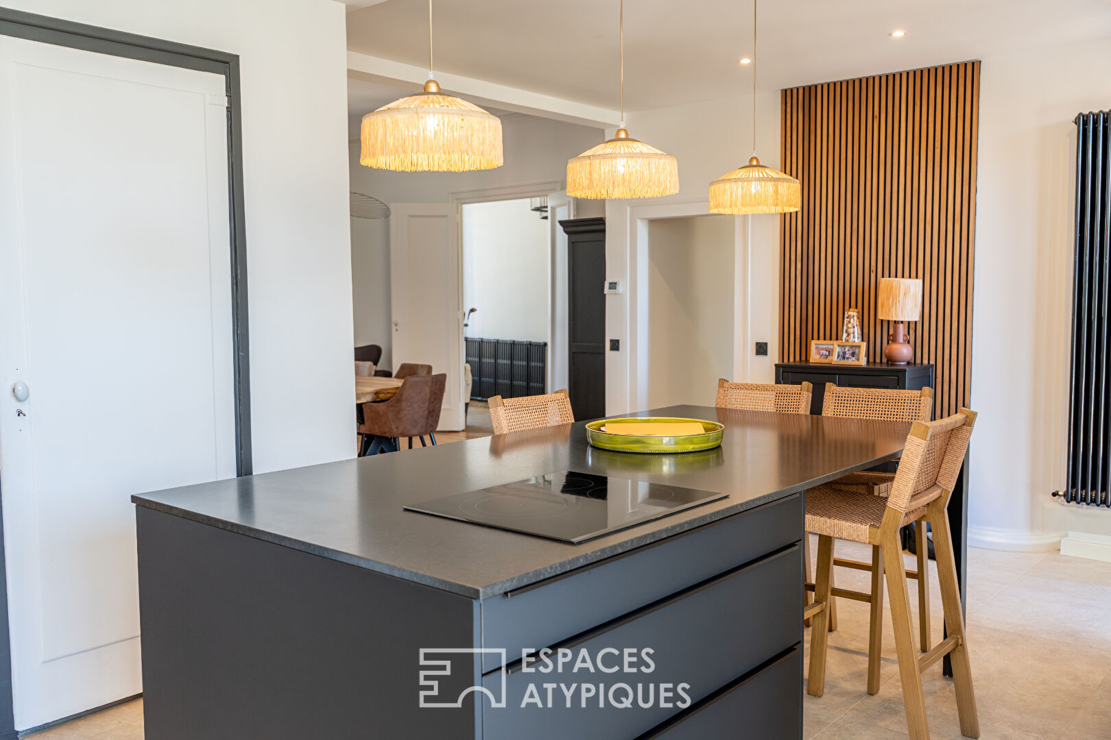 Grande maison rénovée avec jardin et piscine en centre ville