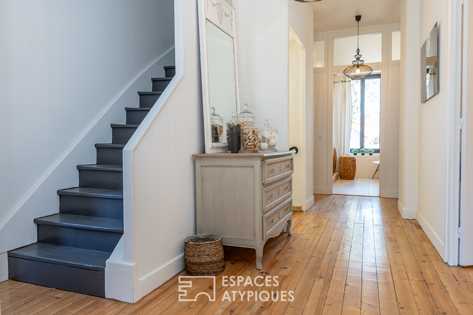 Grande maison bourgeoise rénovée avec jardin et piscine en centre ville