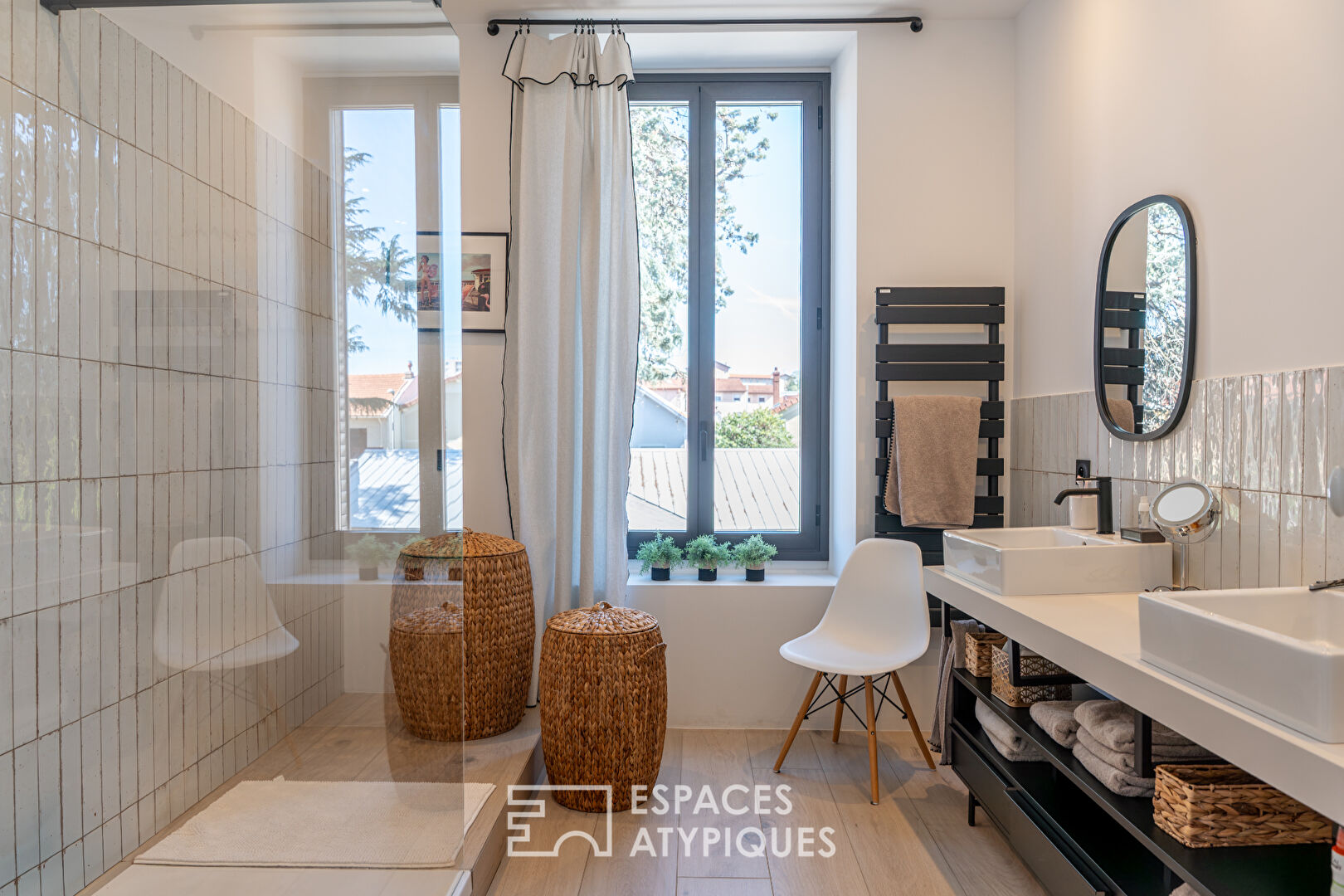 Grande maison rénovée avec jardin et piscine en centre ville