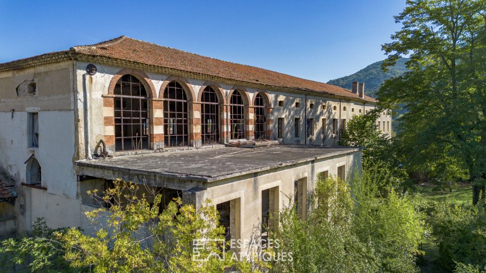 Maison de maître avec ancienne usine et jardin, proche vallée du Rhône
