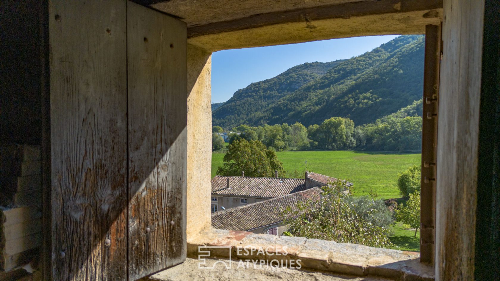 Maison de maître avec ancienne usine et jardin, proche vallée du Rhône