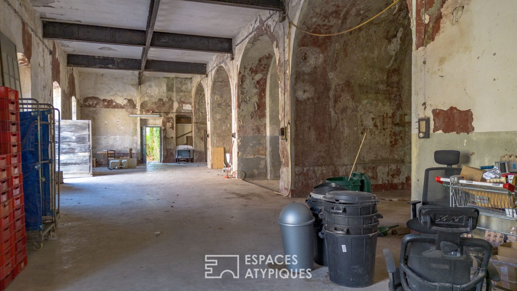 Maison de maître avec ancienne usine et jardin, proche vallée du Rhône