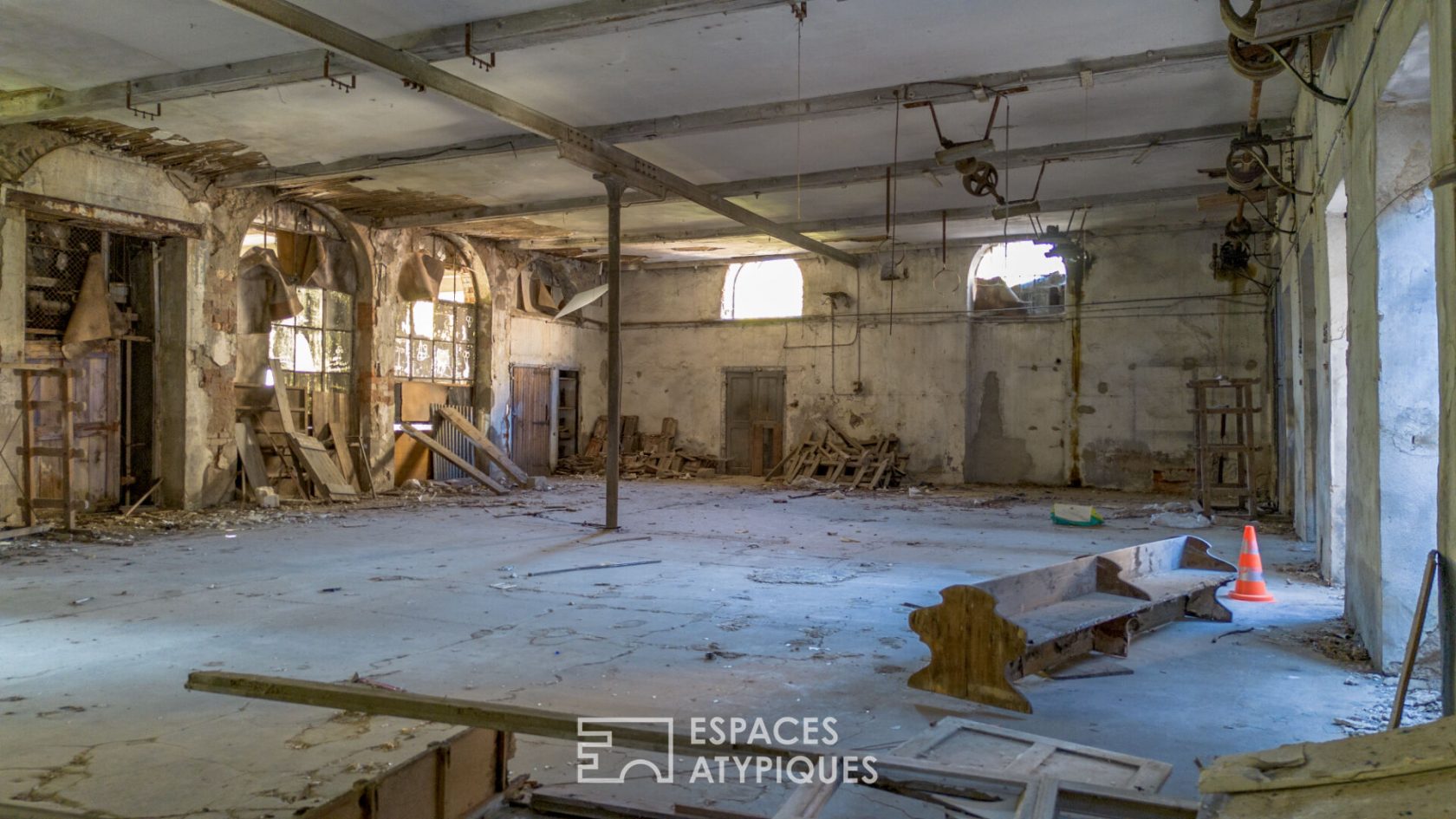 Maison de maître avec ancienne usine et jardin, proche vallée du Rhône