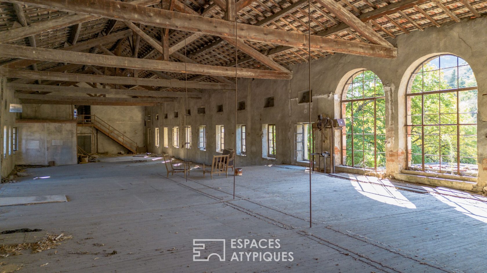 Maison de maître avec ancienne usine et jardin, proche vallée du Rhône