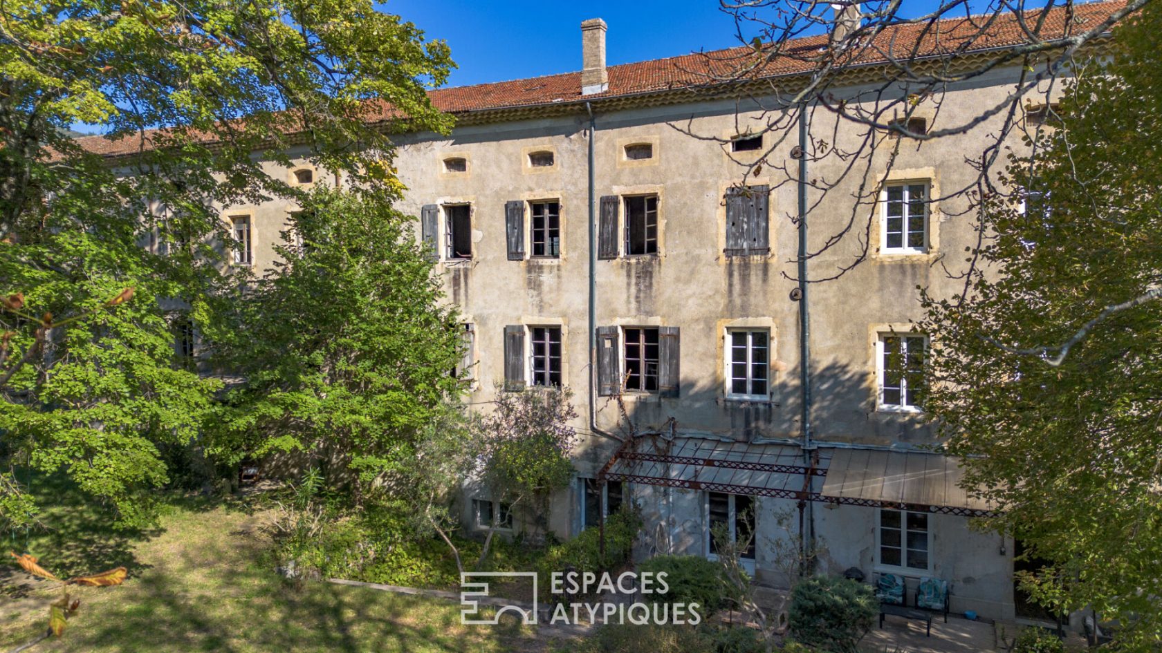 Maison de maître avec ancienne usine et jardin, proche vallée du Rhône