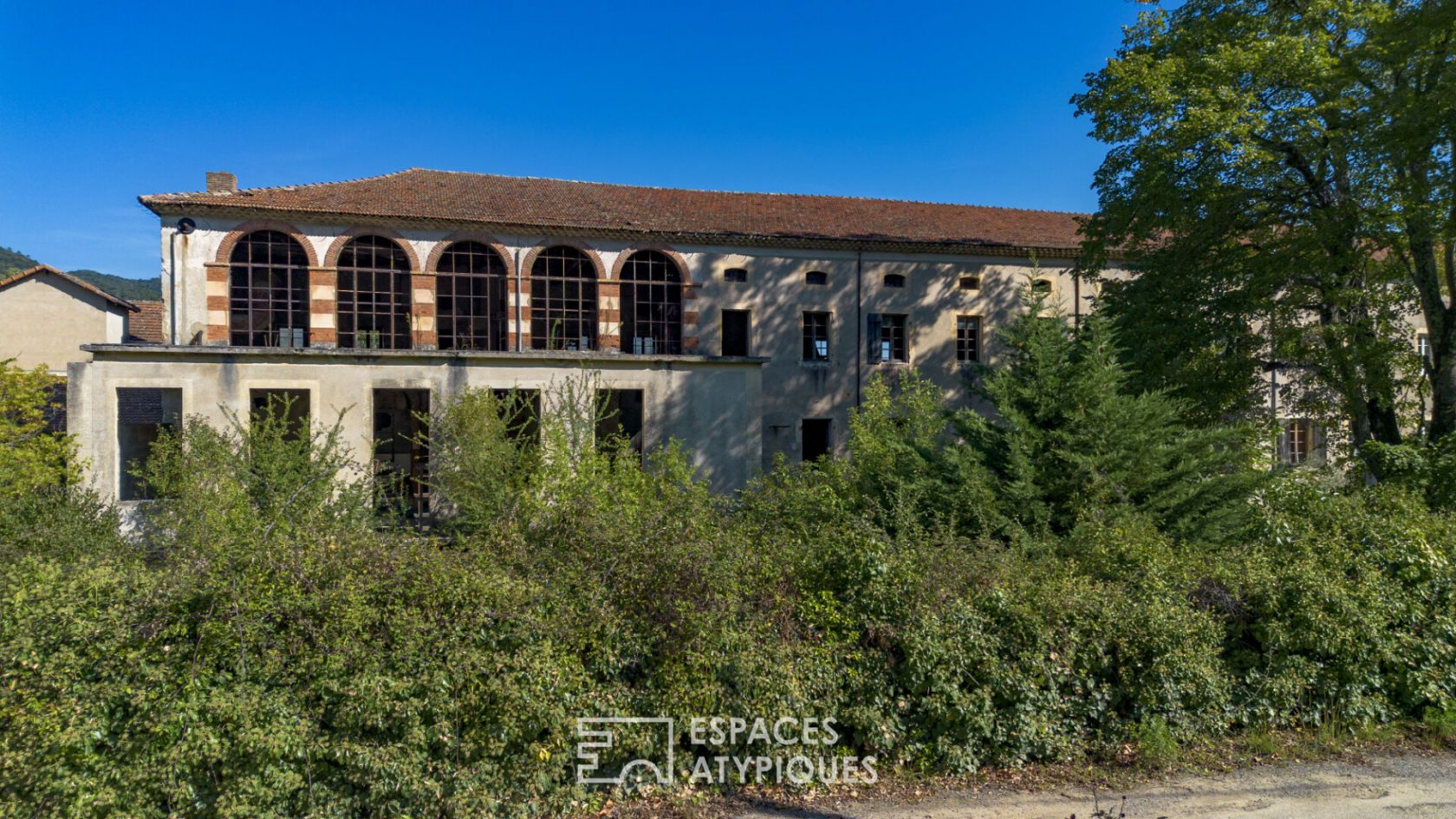 Maison de maître avec ancienne usine et jardin, proche vallée du Rhône