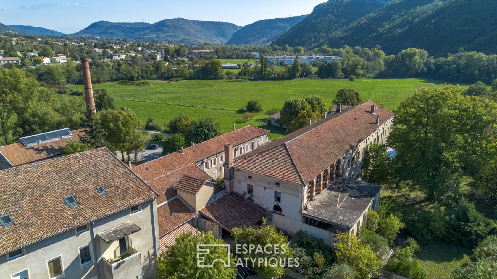 Maison de maître avec ancienne usine et jardin, proche vallée du Rhône
