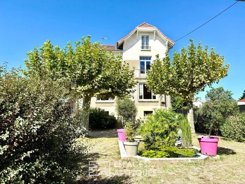 Maison familiale rénovée avec piscine et jardin clos