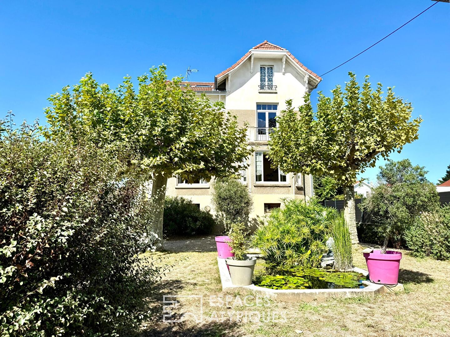 Maison familiale rénovée avec piscine et jardin clos