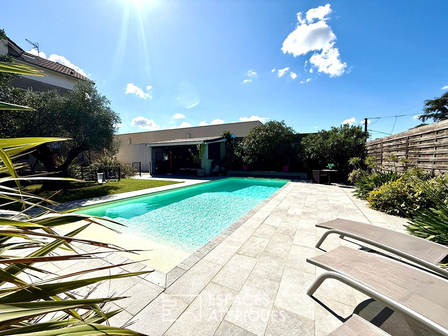 Maison familiale rénovée avec piscine et jardin clos