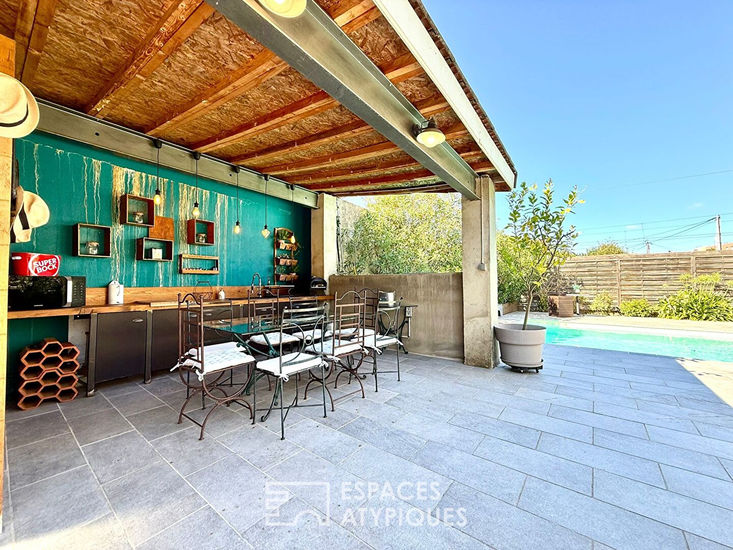 Maison familiale rénovée avec piscine et jardin clos