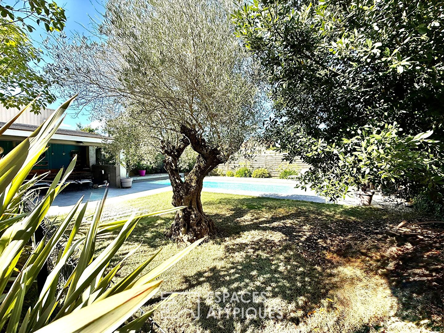 Maison familiale rénovée avec piscine et jardin clos