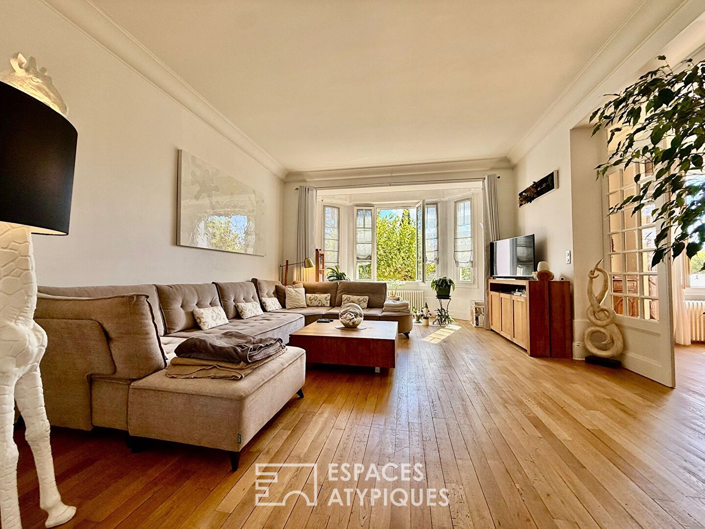 Maison familiale rénovée avec piscine et jardin clos