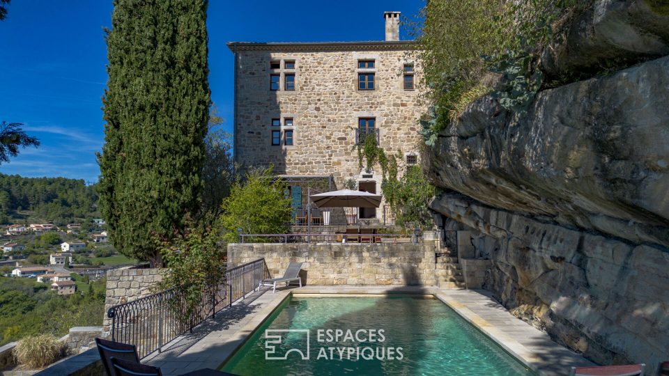 Château rénové avec chambres d'hôtes, jardins en terrasses et vaste vue dominante