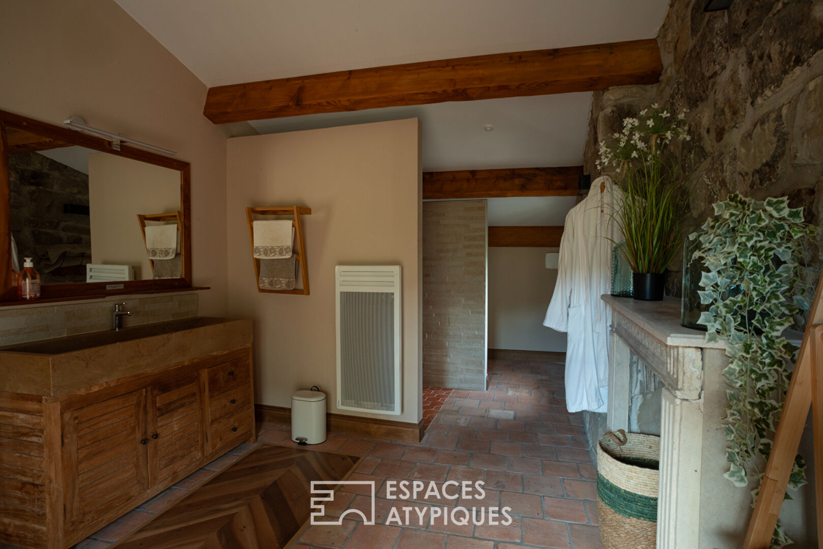 Château rénové avec chambres d’hôtes, jardins en terrasses et vaste vue dominante
