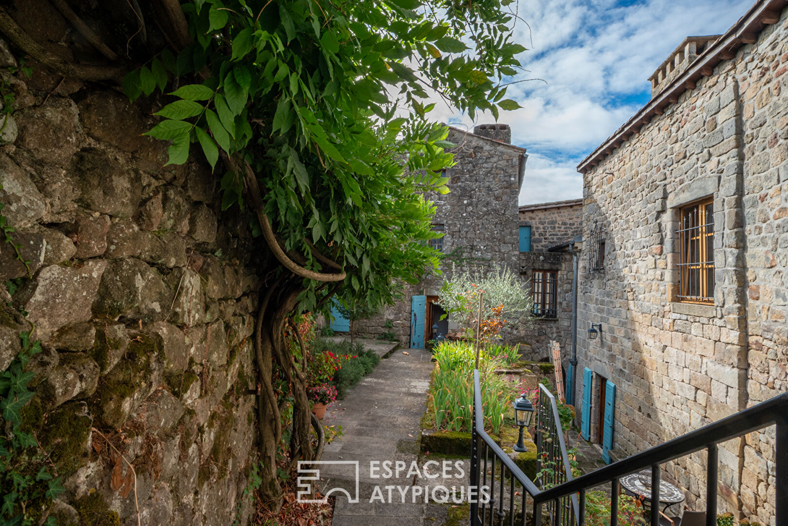 Château rénové avec chambres d’hôtes, jardins en terrasses et vaste vue dominante