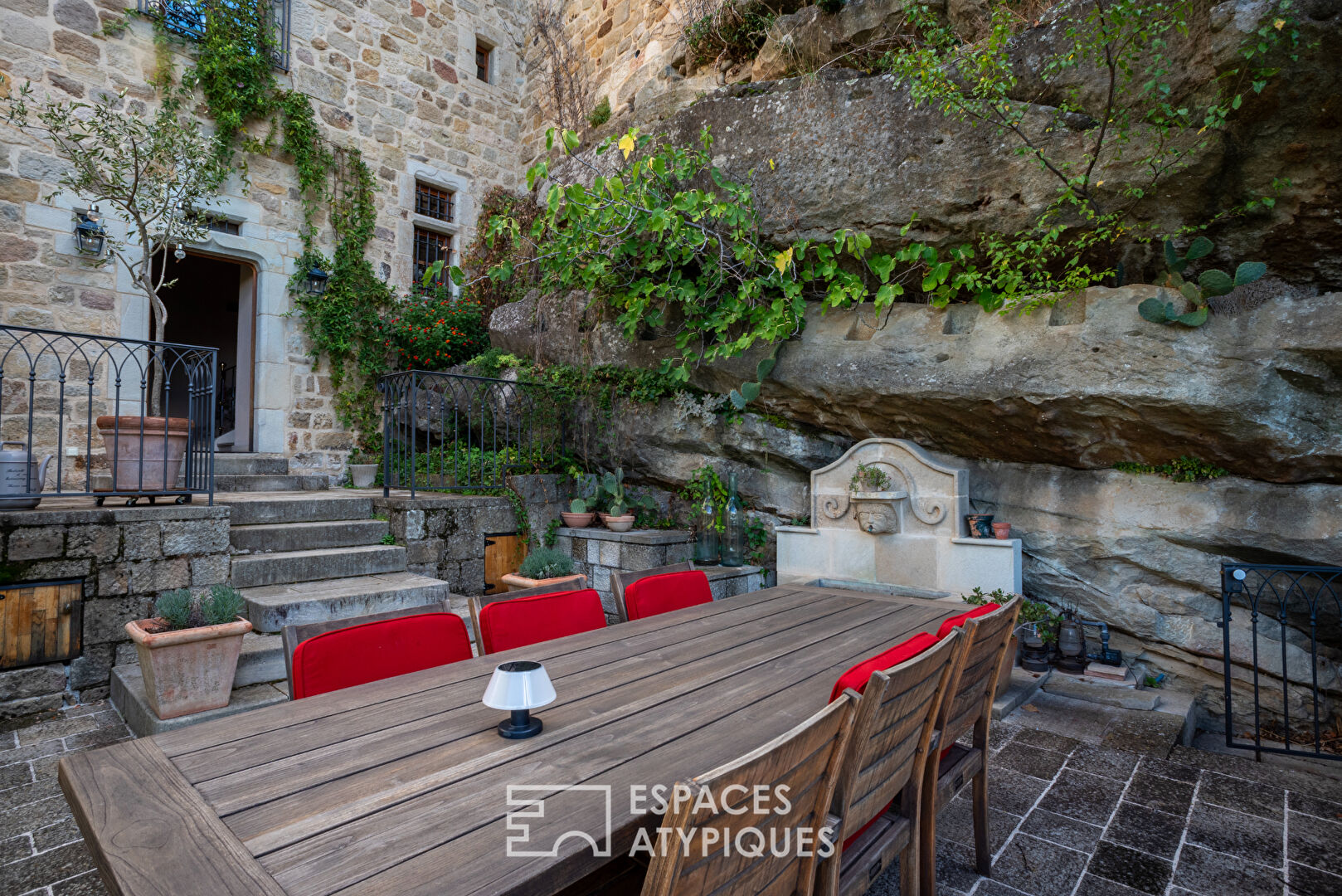 Château rénové avec chambres d’hôtes, jardins en terrasses et vaste vue dominante