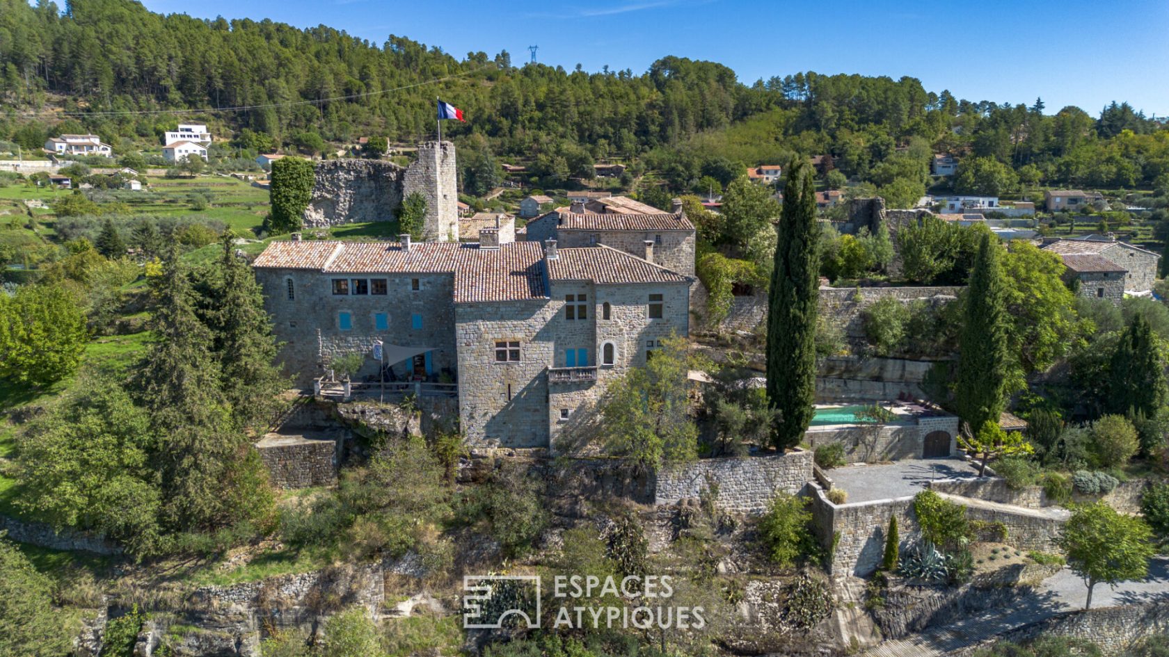 Château rénové avec chambres d’hôtes, jardins en terrasses et vaste vue dominante