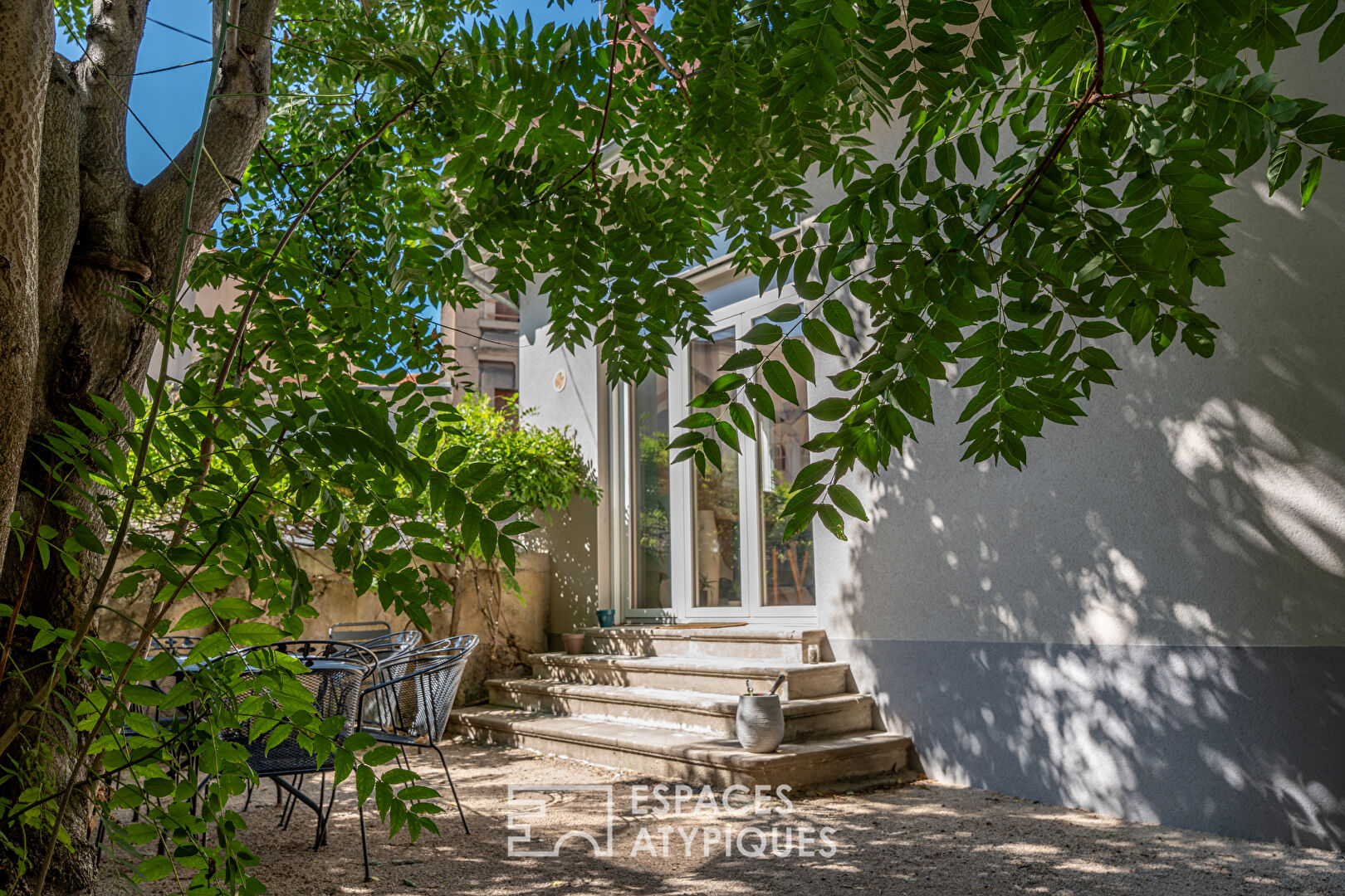 Renovated townhouse in central station area with outdoor space and 2 garages