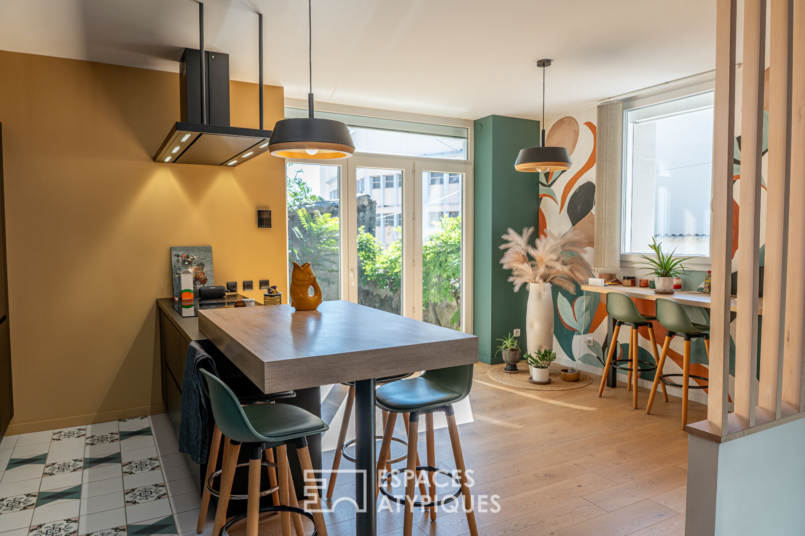 Renovated townhouse in central station area with outdoor space and 2 garages