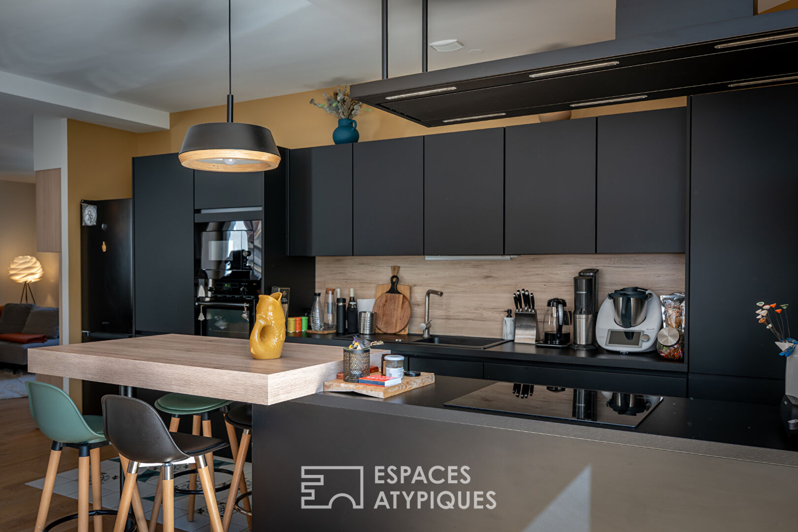 Renovated townhouse in central station area with outdoor space and 2 garages