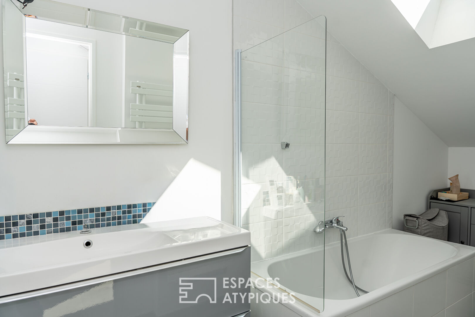 Renovated townhouse in central station area with outdoor space and 2 garages