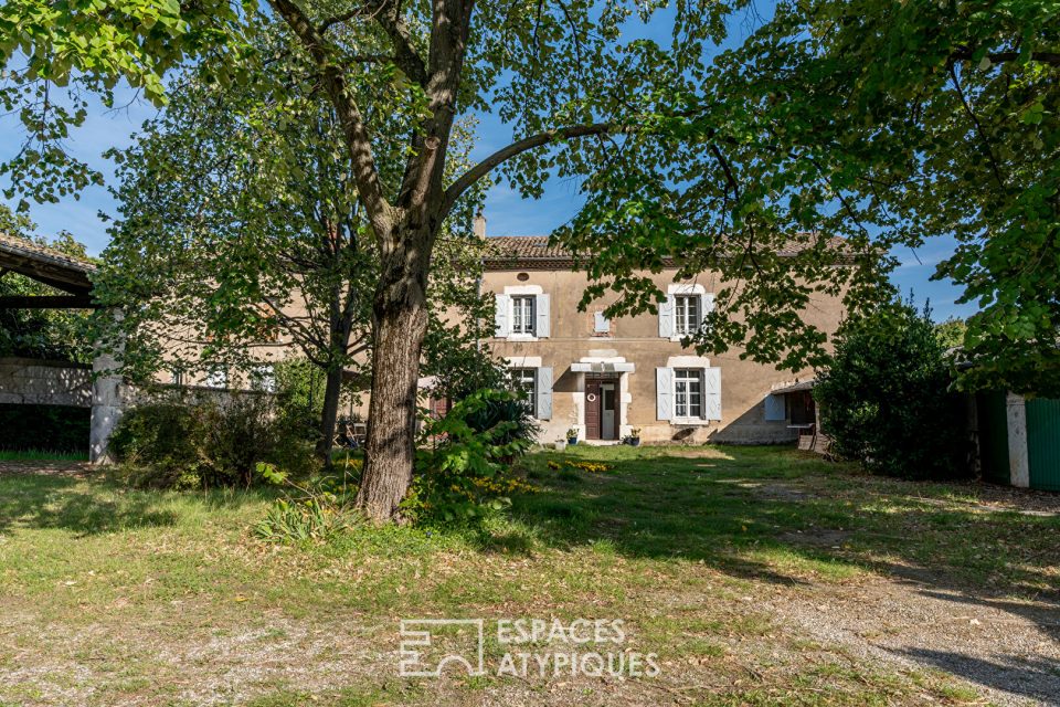 Maison de maître en centre ville avec ses dépendances et un grand jardin