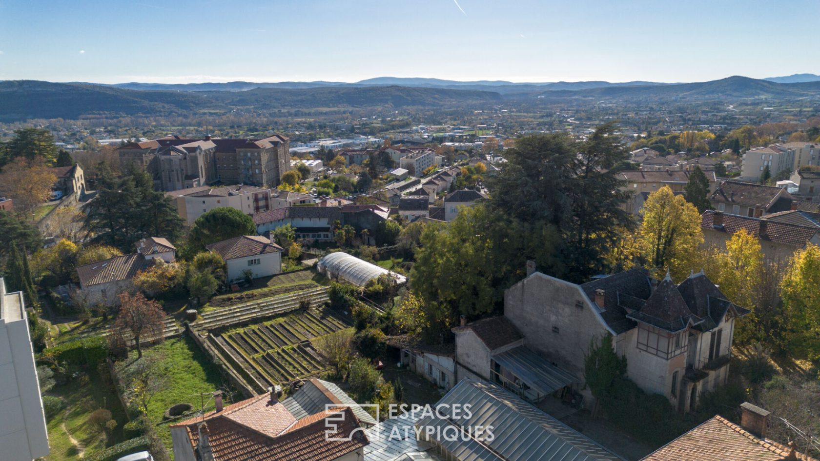 Grand appartement traversant avec belle terrasse , vue dominante et garage , centre ville