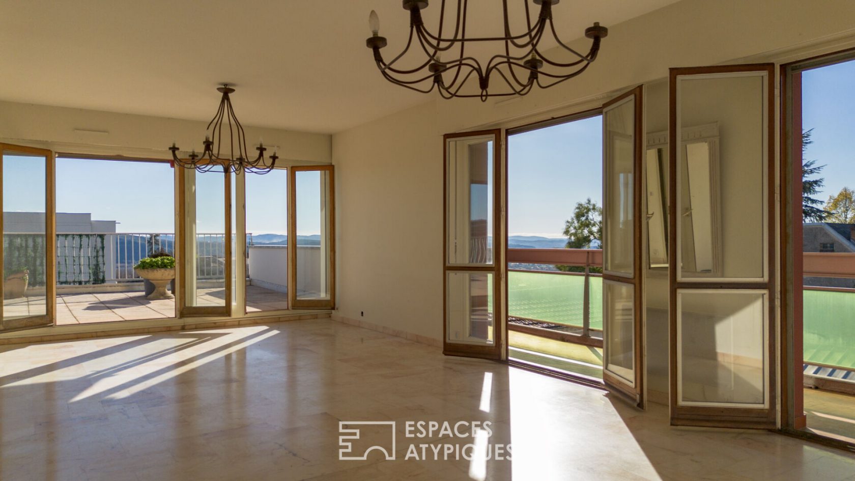 Grand appartement traversant avec belle terrasse , vue dominante et garage , centre ville