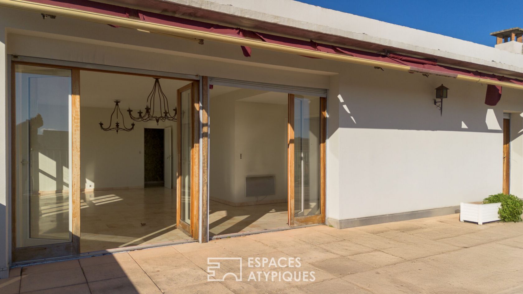 Grand appartement traversant avec belle terrasse , vue dominante et garage , centre ville